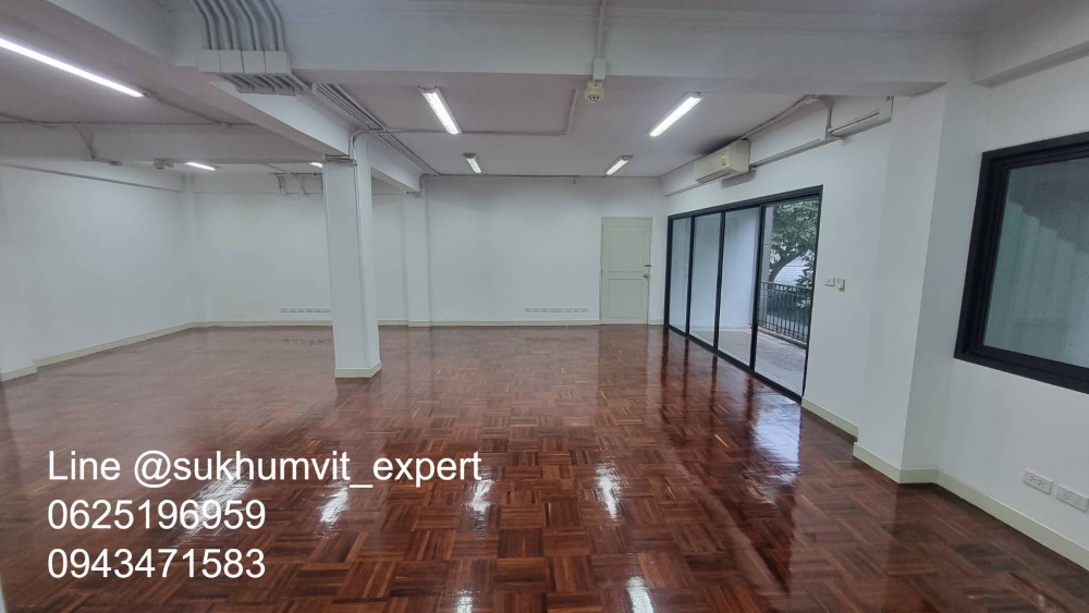 For RentOfficeSukhumvit, Asoke, Thonglor : BTS Asoke, good location, office for rent, 90 sq m., has an ensuite bathroom, good price 750 baht/sq m, shady atmosphere.