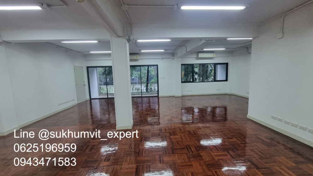 For RentOfficeSukhumvit, Asoke, Thonglor : BTS Asoke, good location, office for rent, 90 sq m., has an ensuite bathroom, good price 750 baht/sq m, shady atmosphere.