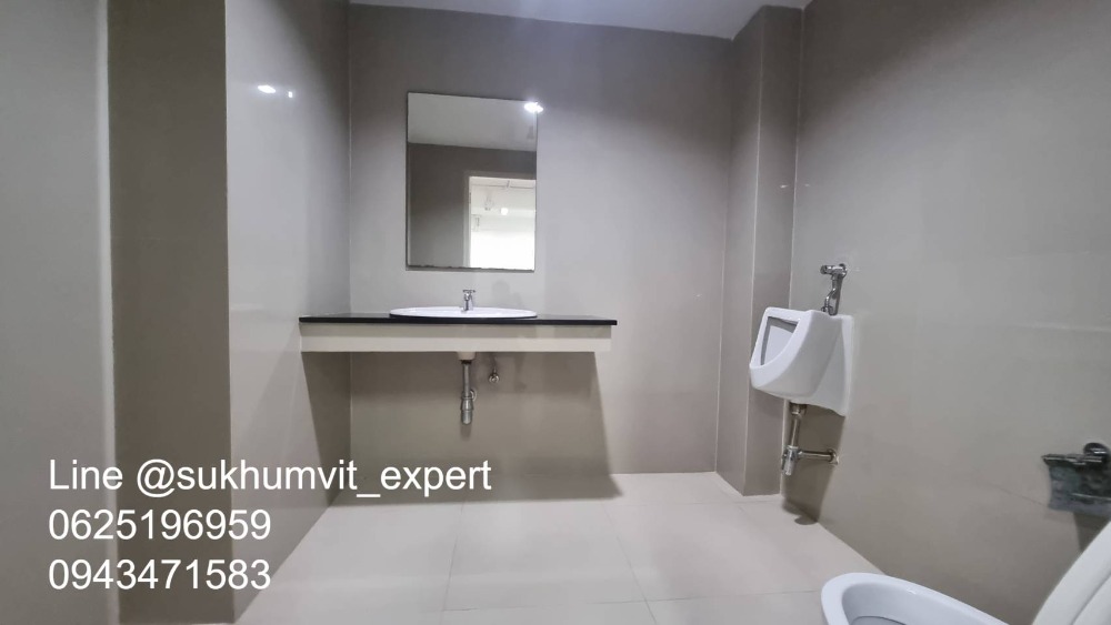 For RentOfficeSukhumvit, Asoke, Thonglor : BTS Asoke, good location, office for rent, 90 sq m., has an ensuite bathroom, good price 750 baht/sq m, shady atmosphere.