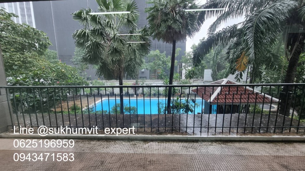 For RentOfficeSukhumvit, Asoke, Thonglor : BTS Asoke, good location, office for rent, 90 sq m., has an ensuite bathroom, good price 750 baht/sq m, shady atmosphere.