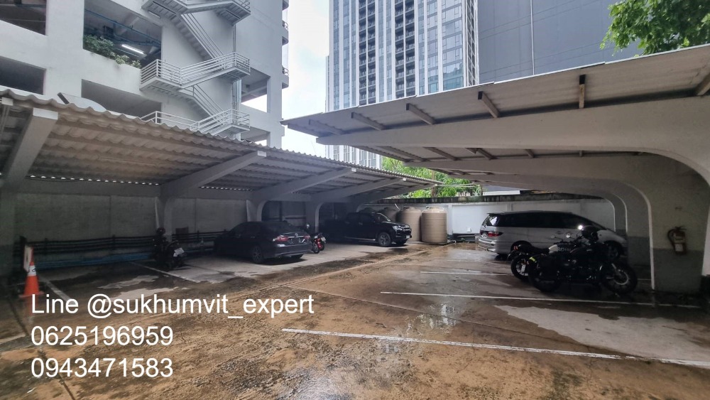 For RentOfficeSukhumvit, Asoke, Thonglor : BTS Asoke, good location, office for rent, 90 sq m., has an ensuite bathroom, good price 750 baht/sq m, shady atmosphere.