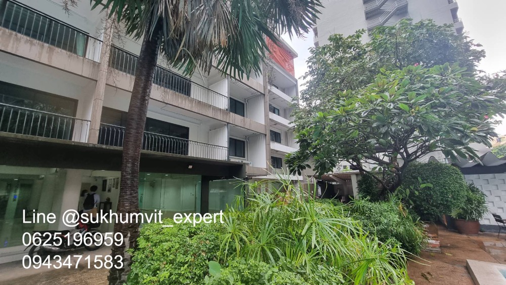 For RentOfficeSukhumvit, Asoke, Thonglor : BTS Asoke, good location, office for rent, 90 sq m., has an ensuite bathroom, good price 750 baht/sq m, shady atmosphere.