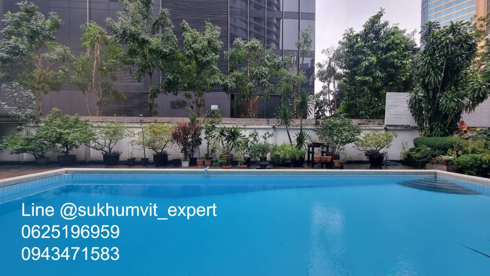 For RentOfficeSukhumvit, Asoke, Thonglor : BTS Asoke, good location, office for rent, 90 sq m., has an ensuite bathroom, good price 750 baht/sq m, shady atmosphere.