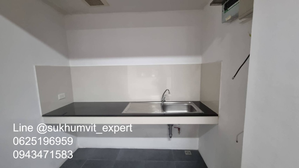 For RentOfficeSukhumvit, Asoke, Thonglor : BTS Asoke, good location, office for rent, 90 sq m., has an ensuite bathroom, good price 750 baht/sq m, shady atmosphere.