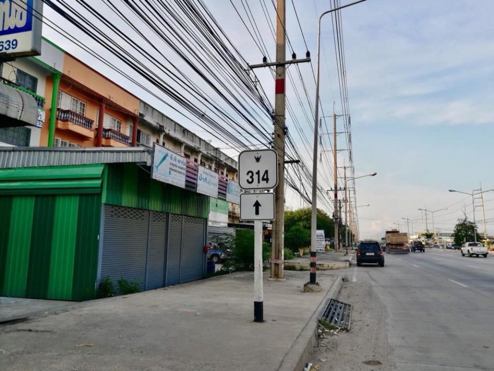 For SaleShop HouseChachoengsao : Commercial building for sale, 2 units, next to Sirisothon Road. Near Robinsins tail Near the motorway Traveling is very convenient.