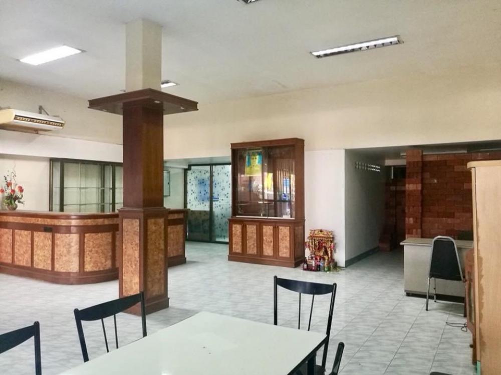 For SaleShop HouseChachoengsao : Commercial building for sale, 2 units, next to Sirisothon Road. Near Robinsins tail Near the motorway Traveling is very convenient.
