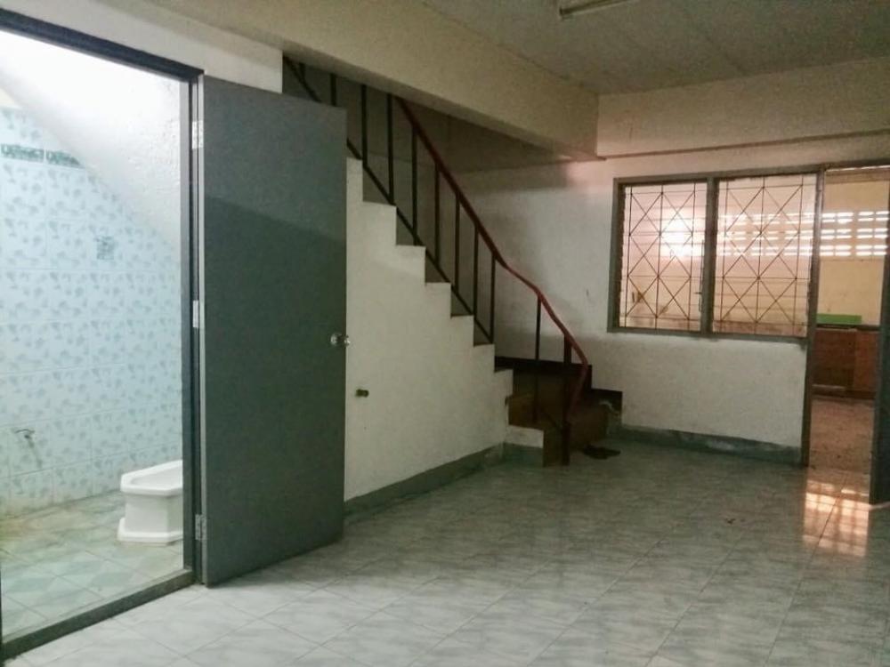 For SaleShop HouseChachoengsao : Commercial building for sale, 2 units, next to Sirisothon Road. Near Robinsins tail Near the motorway Traveling is very convenient.