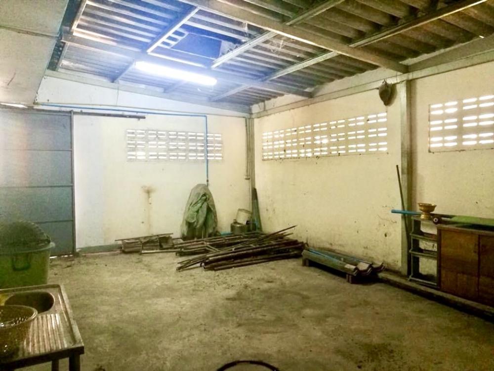 For SaleShop HouseChachoengsao : Commercial building for sale, 2 units, next to Sirisothon Road. Near Robinsins tail Near the motorway Traveling is very convenient.