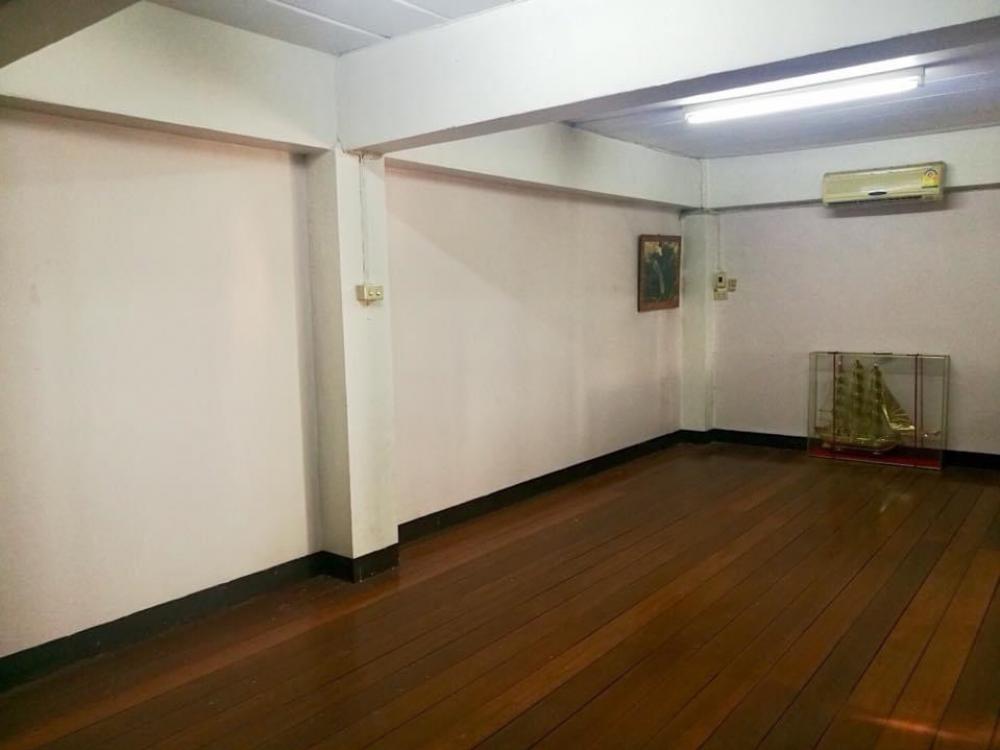 For SaleShop HouseChachoengsao : Commercial building for sale, 2 units, next to Sirisothon Road. Near Robinsins tail Near the motorway Traveling is very convenient.