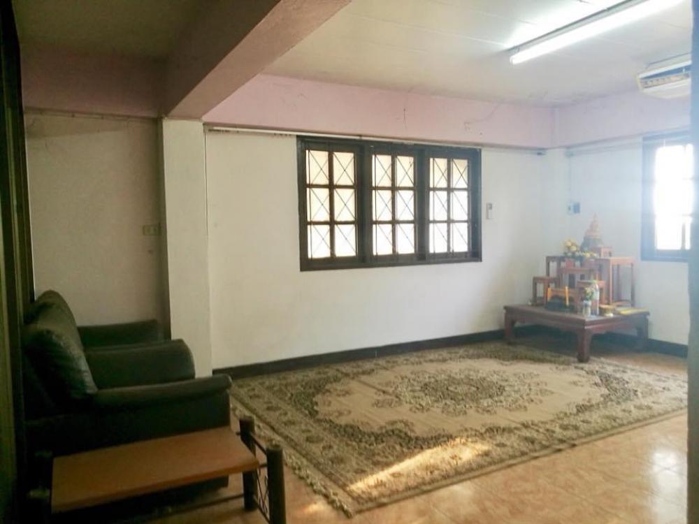 For SaleShop HouseChachoengsao : Commercial building for sale, 2 units, next to Sirisothon Road. Near Robinsins tail Near the motorway Traveling is very convenient.