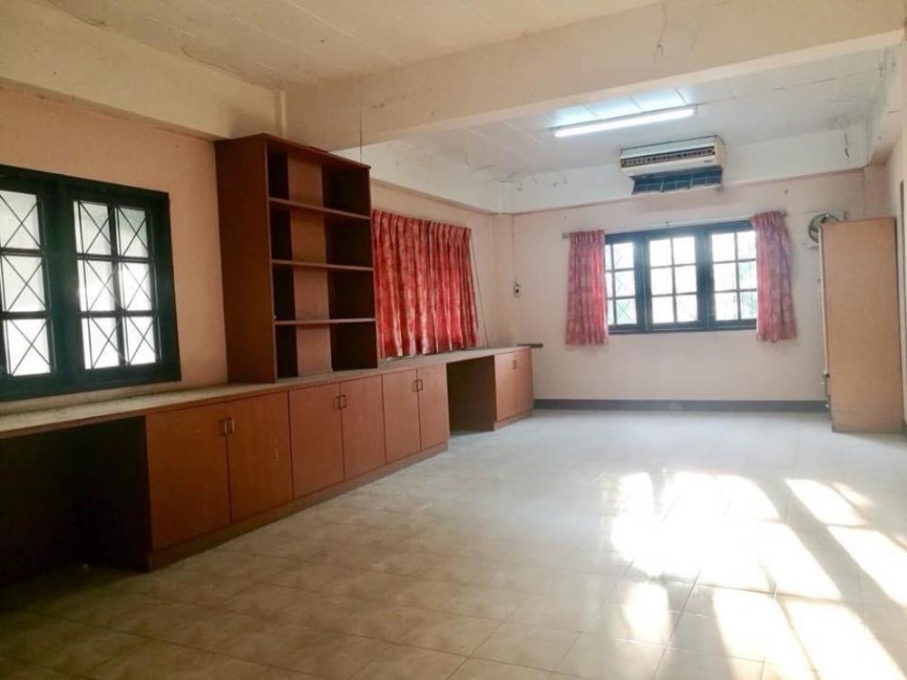 For SaleShop HouseChachoengsao : Commercial building for sale, 2 units, next to Sirisothon Road. Near Robinsins tail Near the motorway Traveling is very convenient.