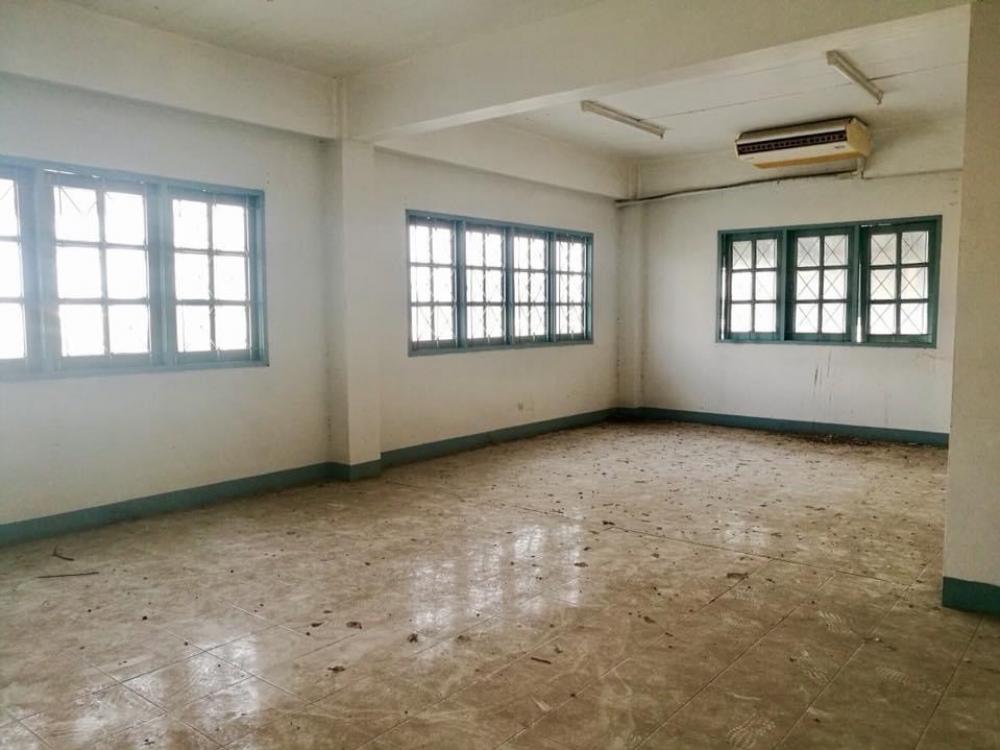 For SaleShop HouseChachoengsao : Commercial building for sale, 2 units, next to Sirisothon Road. Near Robinsins tail Near the motorway Traveling is very convenient.