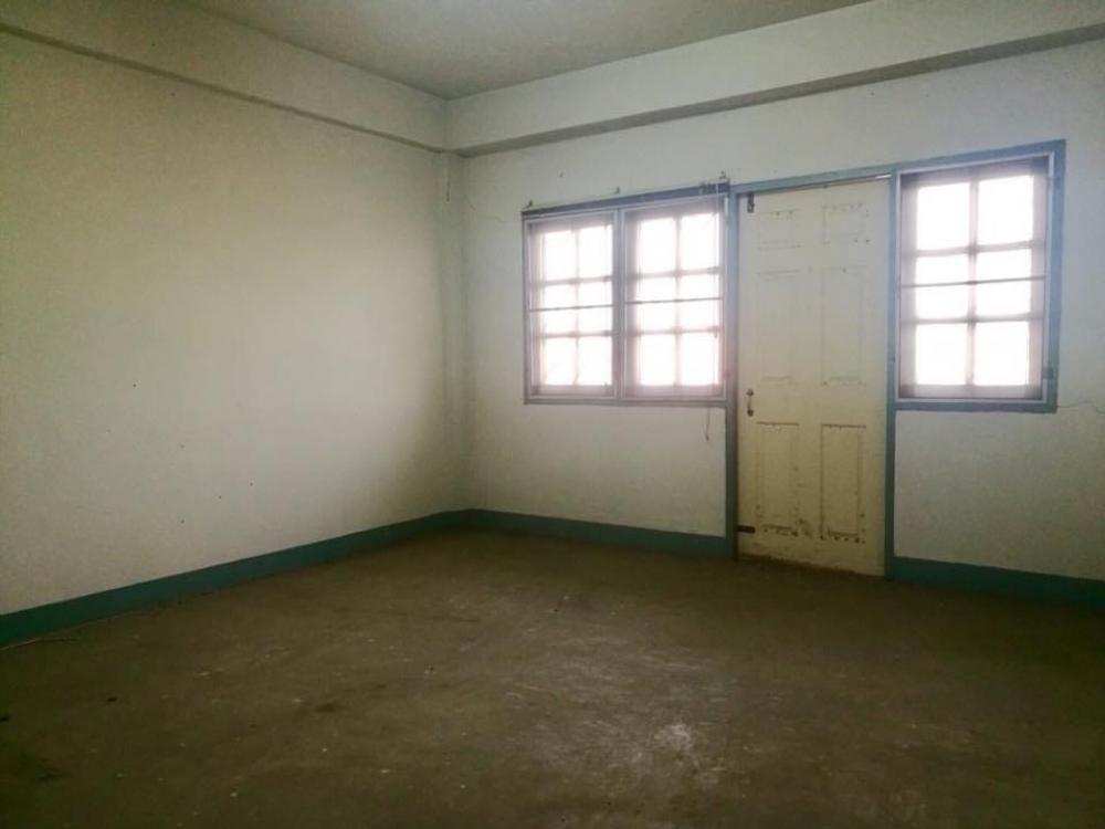 For SaleShop HouseChachoengsao : Commercial building for sale, 2 units, next to Sirisothon Road. Near Robinsins tail Near the motorway Traveling is very convenient.