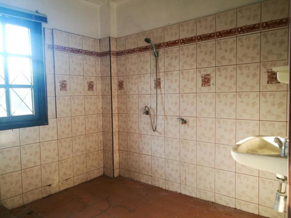 For SaleShop HouseChachoengsao : Commercial building for sale, 2 units, next to Sirisothon Road. Near Robinsins tail Near the motorway Traveling is very convenient.