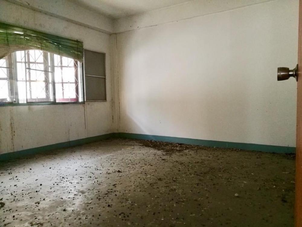 For SaleShop HouseChachoengsao : Commercial building for sale, 2 units, next to Sirisothon Road. Near Robinsins tail Near the motorway Traveling is very convenient.