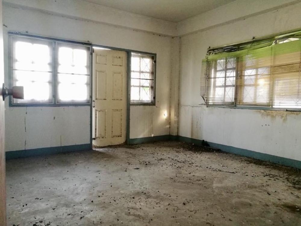 For SaleShop HouseChachoengsao : Commercial building for sale, 2 units, next to Sirisothon Road. Near Robinsins tail Near the motorway Traveling is very convenient.