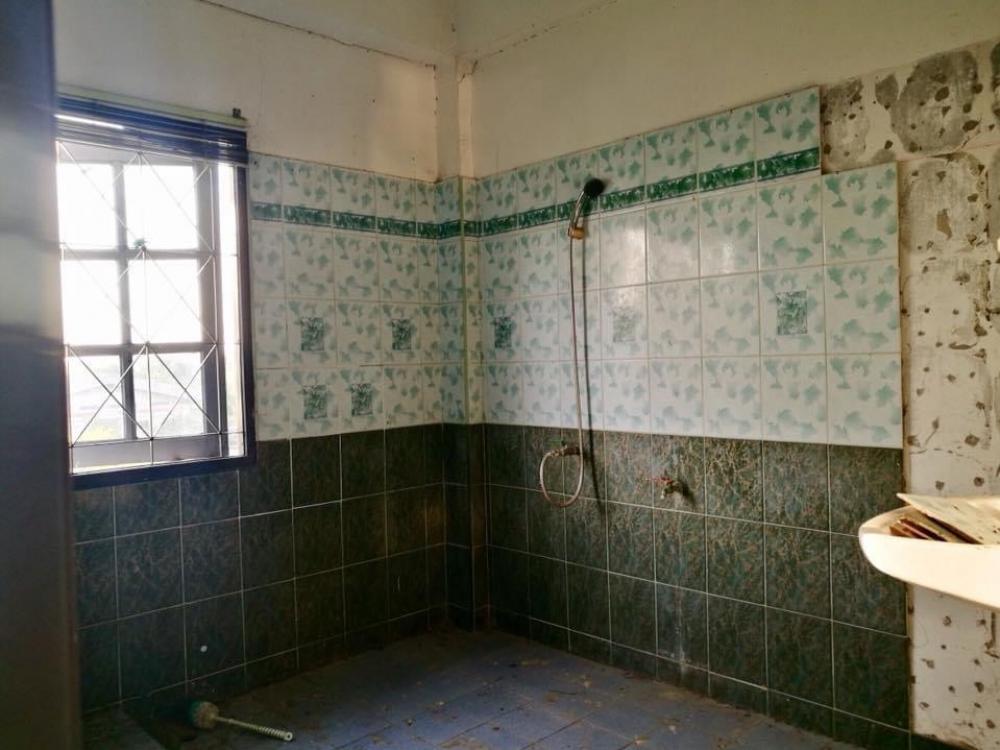 For SaleShop HouseChachoengsao : Commercial building for sale, 2 units, next to Sirisothon Road. Near Robinsins tail Near the motorway Traveling is very convenient.