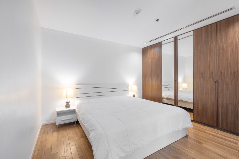 For RentCondoSilom, Saladaeng, Bangrak : The Legend Saladaeng【𝐑𝐄𝐍𝐓】🔥 Modern style room, very beautiful, large, spacious room The storage of all kinds of things, finished.🔥 Contact Line ID: @hacondo