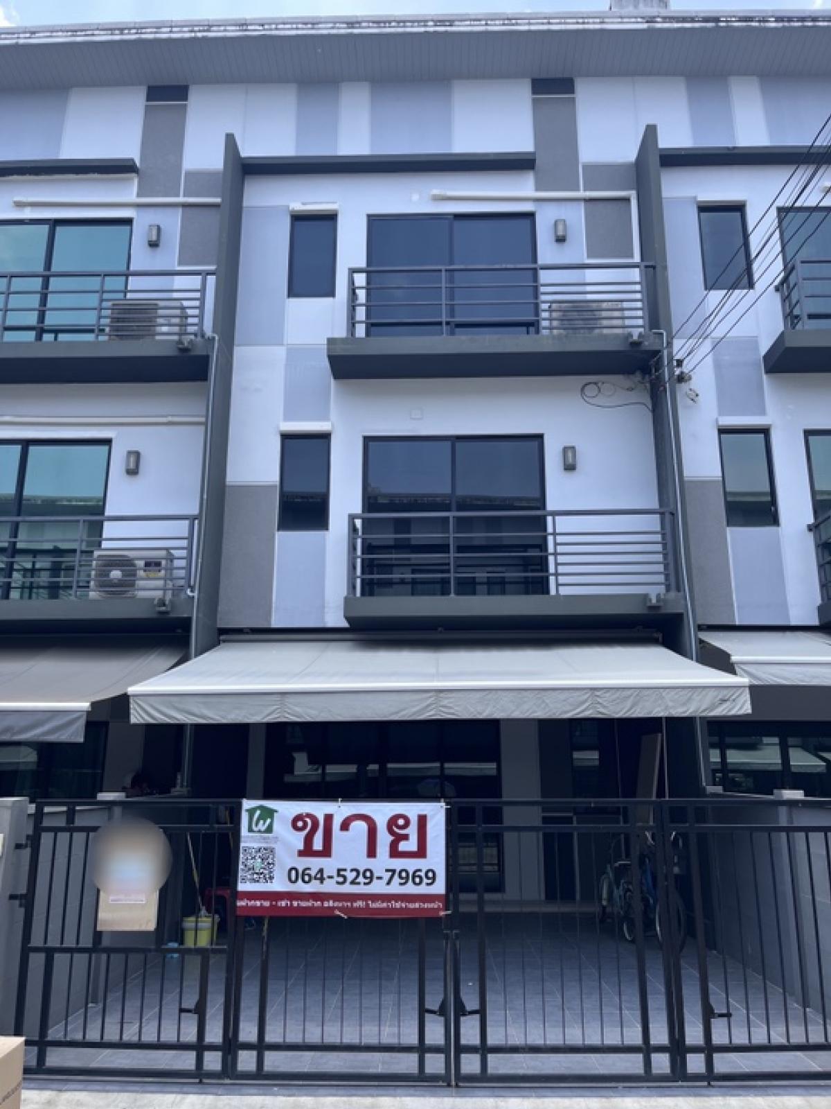 For SaleTownhomeRathburana, Suksawat : Selling very cheaply, Baan Klang Muang Suksawat Townhome, 3 floors, 3 bedrooms, 3 bathrooms, 18.1 sq m., next to the main road, BTS station.