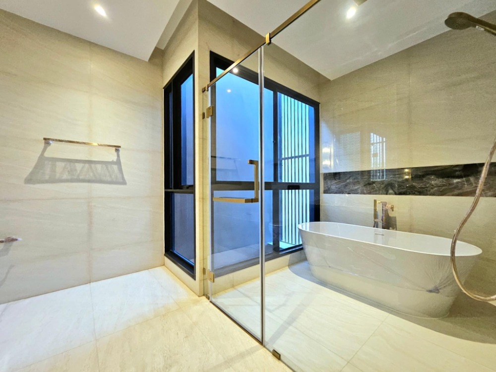 For RentHousePattanakan, Srinakarin : 4 Bedroom 🏡🌳(For Rent) BuGaan Krungthep Kreetha