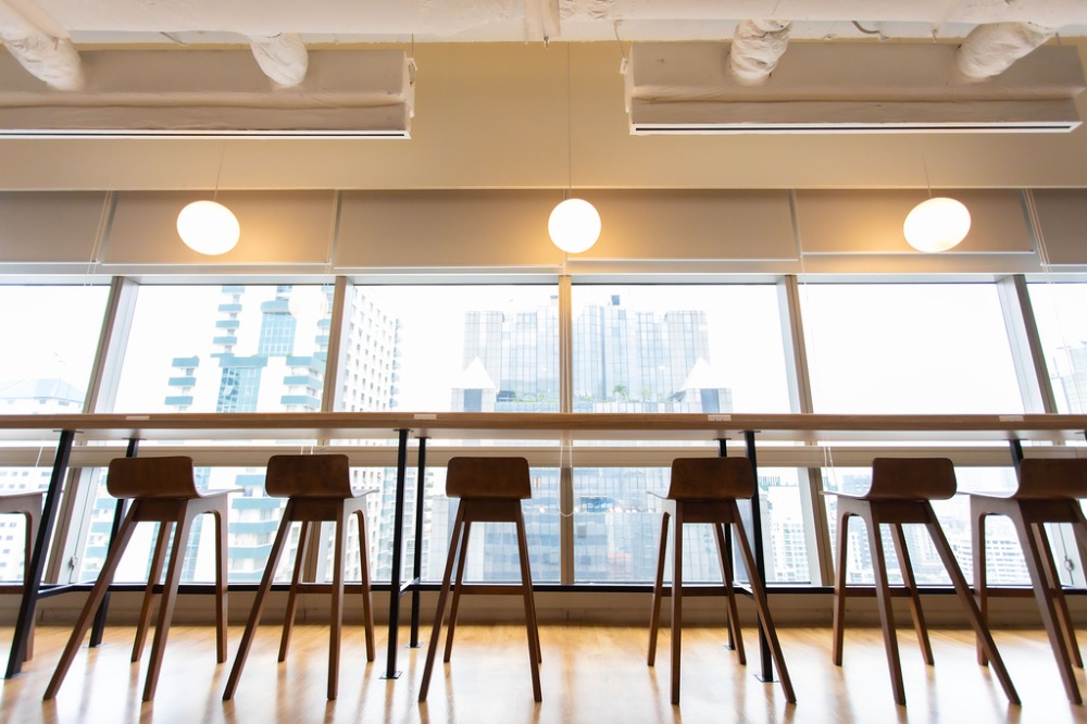 ให้เช่าสำนักงานสุขุมวิท อโศก ทองหล่อ : เซอร์วิสออฟฟิศ สำนักงานให้เช่า อโศก Serviced Office สำนักงานสำเร็จรูป ตกแต่งสวย พร้อมเข้าอยู่ อาคาร เสริมมิตร ทาวเวอร์ สุขุมวิท21 ( Serm-Mitr Tower Asoke ) 12 Workstations ราคาเช่า 75,000 บาท/เดือน ใกล้รถไฟฟ้า BTSอโศก