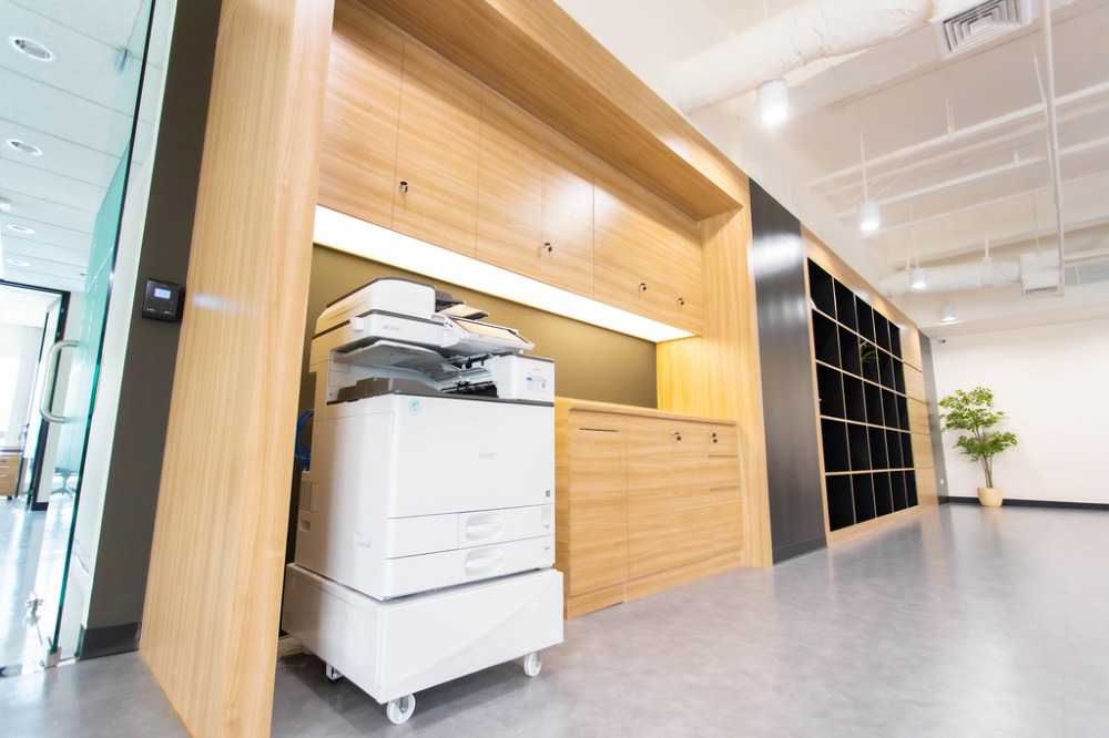 ให้เช่าสำนักงานสุขุมวิท อโศก ทองหล่อ : เซอร์วิสออฟฟิศ สำนักงานให้เช่า อโศก Serviced Office สำนักงานสำเร็จรูป ตกแต่งสวย พร้อมเข้าอยู่ อาคาร เสริมมิตร ทาวเวอร์ สุขุมวิท21 ( Serm-Mitr Tower Asoke ) 12 Workstations ราคาเช่า 75,000 บาท/เดือน ใกล้รถไฟฟ้า BTSอโศก