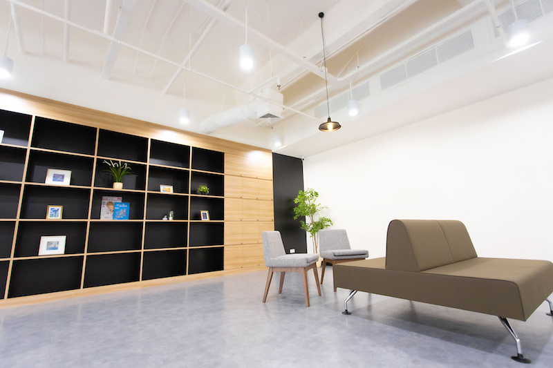 ให้เช่าสำนักงานสุขุมวิท อโศก ทองหล่อ : เซอร์วิสออฟฟิศ สำนักงานให้เช่า อโศก Serviced Office สำนักงานสำเร็จรูป ตกแต่งสวย พร้อมเข้าอยู่ อาคาร เสริมมิตร ทาวเวอร์ สุขุมวิท21 ( Serm-Mitr Tower Asoke ) 12 Workstations ราคาเช่า 75,000 บาท/เดือน ใกล้รถไฟฟ้า BTSอโศก