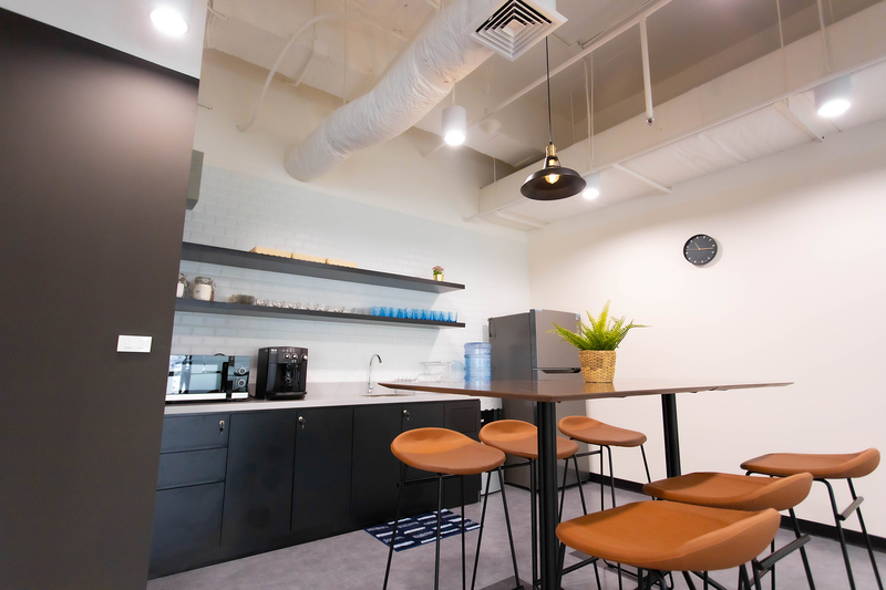 ให้เช่าสำนักงานสุขุมวิท อโศก ทองหล่อ : เซอร์วิสออฟฟิศ สำนักงานให้เช่า อโศก Serviced Office สำนักงานสำเร็จรูป ตกแต่งสวย พร้อมเข้าอยู่ อาคาร เสริมมิตร ทาวเวอร์ สุขุมวิท21 ( Serm-Mitr Tower Asoke ) 12 Workstations ราคาเช่า 75,000 บาท/เดือน ใกล้รถไฟฟ้า BTSอโศก