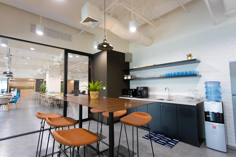 ให้เช่าสำนักงานสุขุมวิท อโศก ทองหล่อ : เซอร์วิสออฟฟิศ สำนักงานให้เช่า อโศก Serviced Office สำนักงานสำเร็จรูป ตกแต่งสวย พร้อมเข้าอยู่ อาคาร เสริมมิตร ทาวเวอร์ สุขุมวิท21 ( Serm-Mitr Tower Asoke ) 12 Workstations ราคาเช่า 75,000 บาท/เดือน ใกล้รถไฟฟ้า BTSอโศก