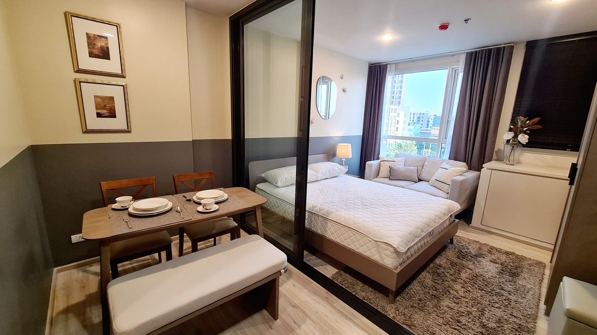 For RentCondoRatchadapisek, Huaikwang, Suttisan : XT Huaikwang, very beautiful room, good price, complete furniture and appliances, ready to move in, convenient transportation, close to MRT Huai Khwang, only 100 meters (No.250650)