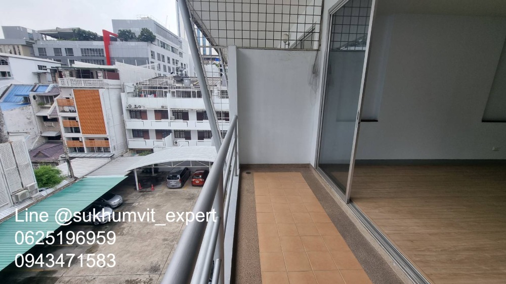 For RentOfficeSukhumvit, Asoke, Thonglor : Space for rent Suitable for an office or storefront, clinic, has parking, lots of space, in the heart of Asoke, not far from BTS, 105 square meters, 2 floors, Duplex.