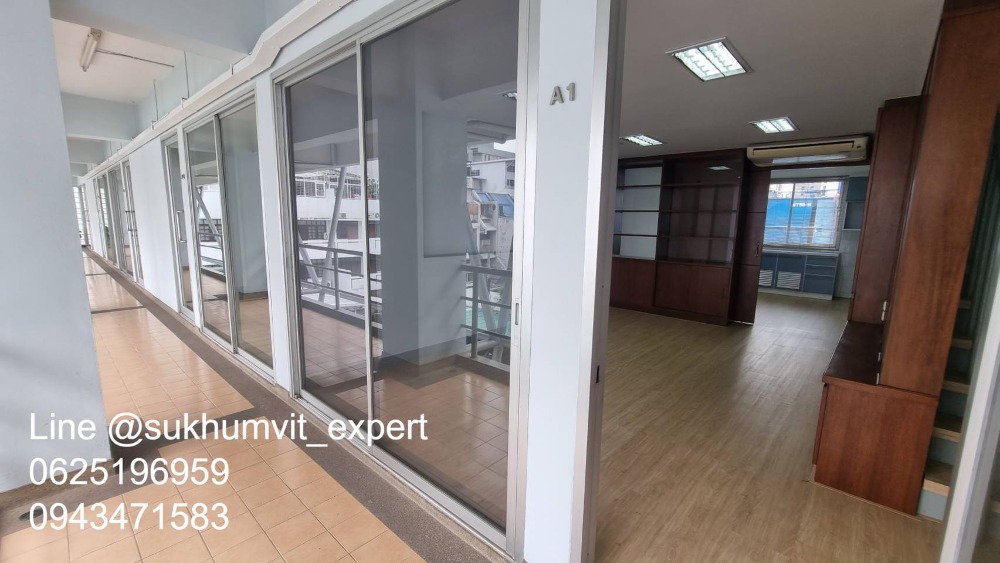 For RentOfficeSukhumvit, Asoke, Thonglor : Space for rent Suitable for an office or storefront, clinic, has parking, lots of space, in the heart of Asoke, not far from BTS, 105 square meters, 2 floors, Duplex.