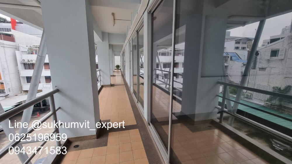 For RentOfficeSukhumvit, Asoke, Thonglor : Space for rent Suitable for an office or storefront, clinic, has parking, lots of space, in the heart of Asoke, not far from BTS, 105 square meters, 2 floors, Duplex.