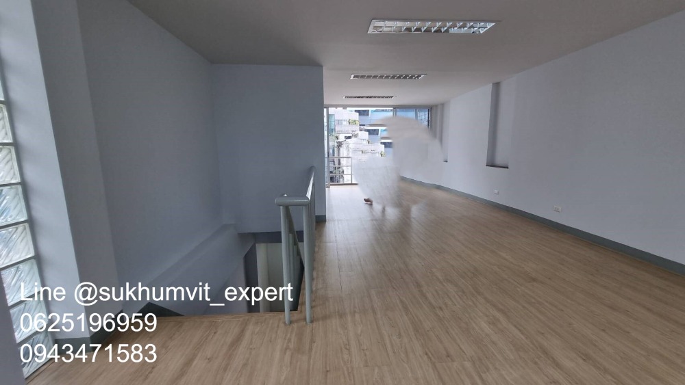 For RentOfficeSukhumvit, Asoke, Thonglor : Space for rent Suitable for an office or storefront, clinic, has parking, lots of space, in the heart of Asoke, not far from BTS, 105 square meters, 2 floors, Duplex.