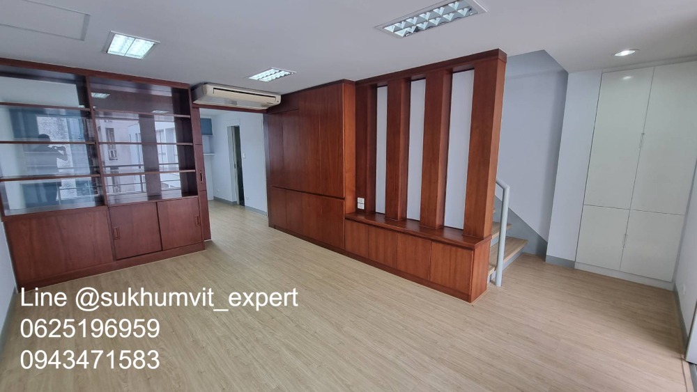 For RentOfficeSukhumvit, Asoke, Thonglor : Space for rent Suitable for an office or storefront, clinic, has parking, lots of space, in the heart of Asoke, not far from BTS, 105 square meters, 2 floors, Duplex.