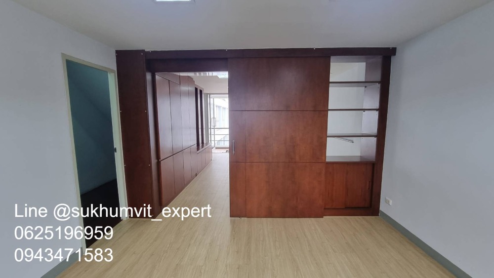 For RentOfficeSukhumvit, Asoke, Thonglor : Space for rent Suitable for an office or storefront, clinic, has parking, lots of space, in the heart of Asoke, not far from BTS, 105 square meters, 2 floors, Duplex.
