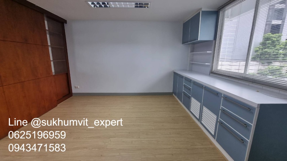 For RentOfficeSukhumvit, Asoke, Thonglor : Space for rent Suitable for an office or storefront, clinic, has parking, lots of space, in the heart of Asoke, not far from BTS, 105 square meters, 2 floors, Duplex.