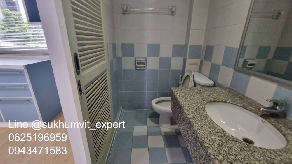 For RentOfficeSukhumvit, Asoke, Thonglor : Space for rent Suitable for an office or storefront, clinic, has parking, lots of space, in the heart of Asoke, not far from BTS, 105 square meters, 2 floors, Duplex.
