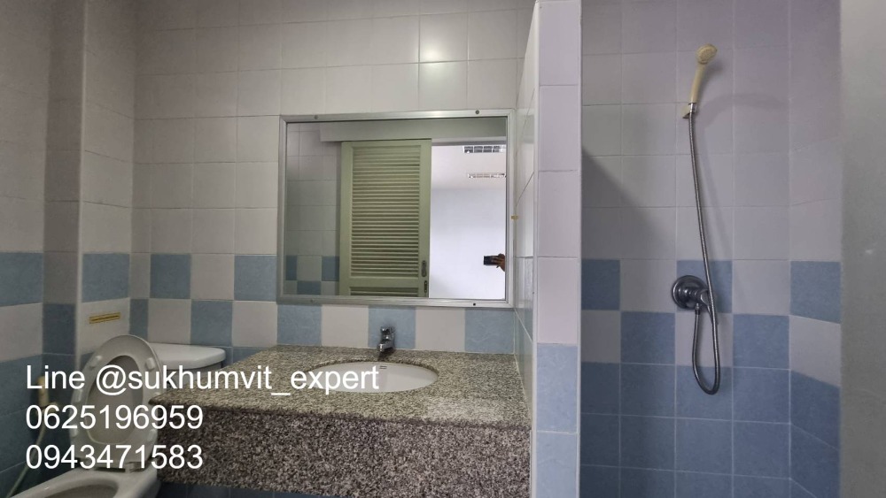 For RentOfficeSukhumvit, Asoke, Thonglor : Space for rent Suitable for an office or storefront, clinic, has parking, lots of space, in the heart of Asoke, not far from BTS, 105 square meters, 2 floors, Duplex.