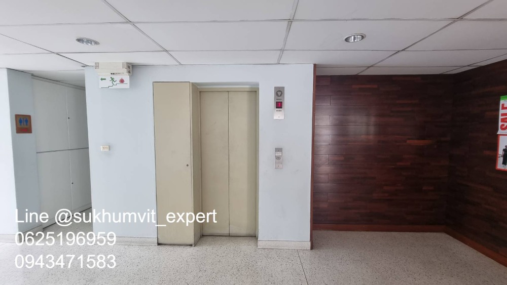 For RentOfficeSukhumvit, Asoke, Thonglor : Space for rent Suitable for an office or storefront, clinic, has parking, lots of space, in the heart of Asoke, not far from BTS, 105 square meters, 2 floors, Duplex.