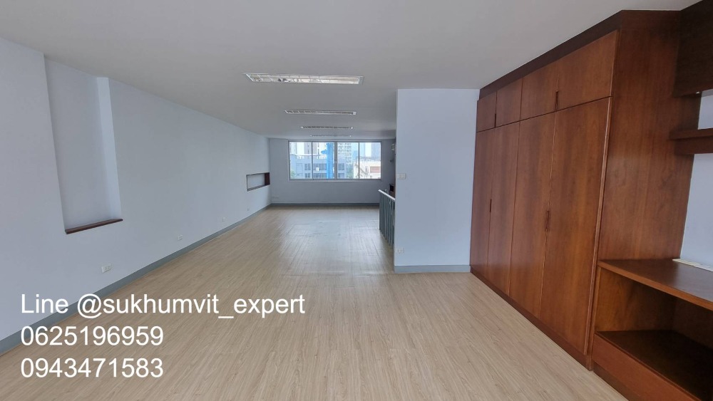 For RentOfficeSukhumvit, Asoke, Thonglor : Space for rent Suitable for an office or storefront, clinic, has parking, lots of space, in the heart of Asoke, not far from BTS, 105 square meters, 2 floors, Duplex.