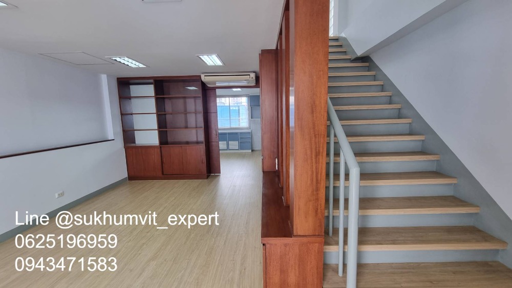 For RentOfficeSukhumvit, Asoke, Thonglor : Space for rent Suitable for an office or storefront, clinic, has parking, lots of space, in the heart of Asoke, not far from BTS, 105 square meters, 2 floors, Duplex.