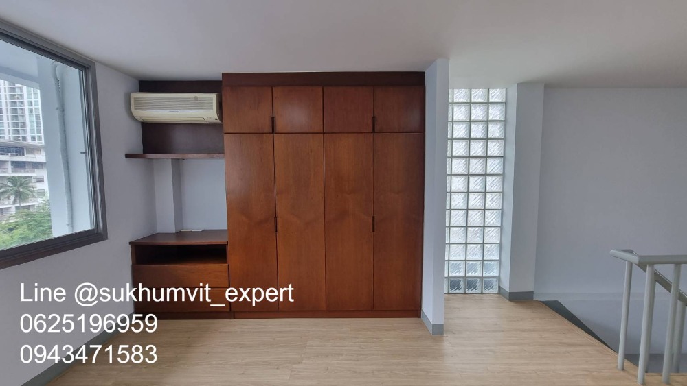 For RentOfficeSukhumvit, Asoke, Thonglor : Space for rent Suitable for an office or storefront, clinic, has parking, lots of space, in the heart of Asoke, not far from BTS, 105 square meters, 2 floors, Duplex.