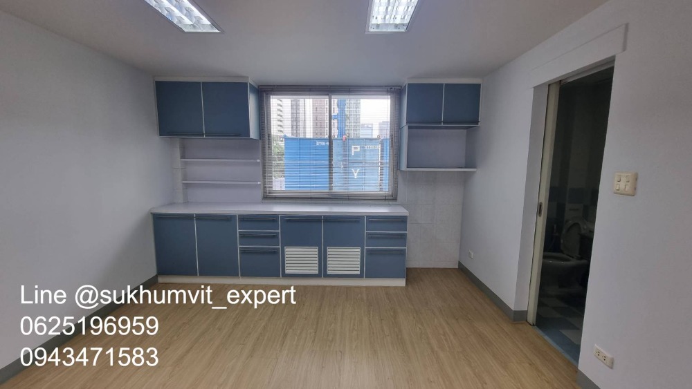 For RentOfficeSukhumvit, Asoke, Thonglor : Space for rent Suitable for an office or storefront, clinic, has parking, lots of space, in the heart of Asoke, not far from BTS, 105 square meters, 2 floors, Duplex.