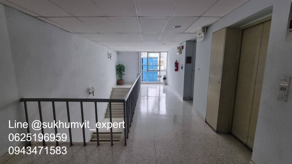 For RentOfficeSukhumvit, Asoke, Thonglor : Space for rent Suitable for an office or storefront, clinic, has parking, lots of space, in the heart of Asoke, not far from BTS, 105 square meters, 2 floors, Duplex.