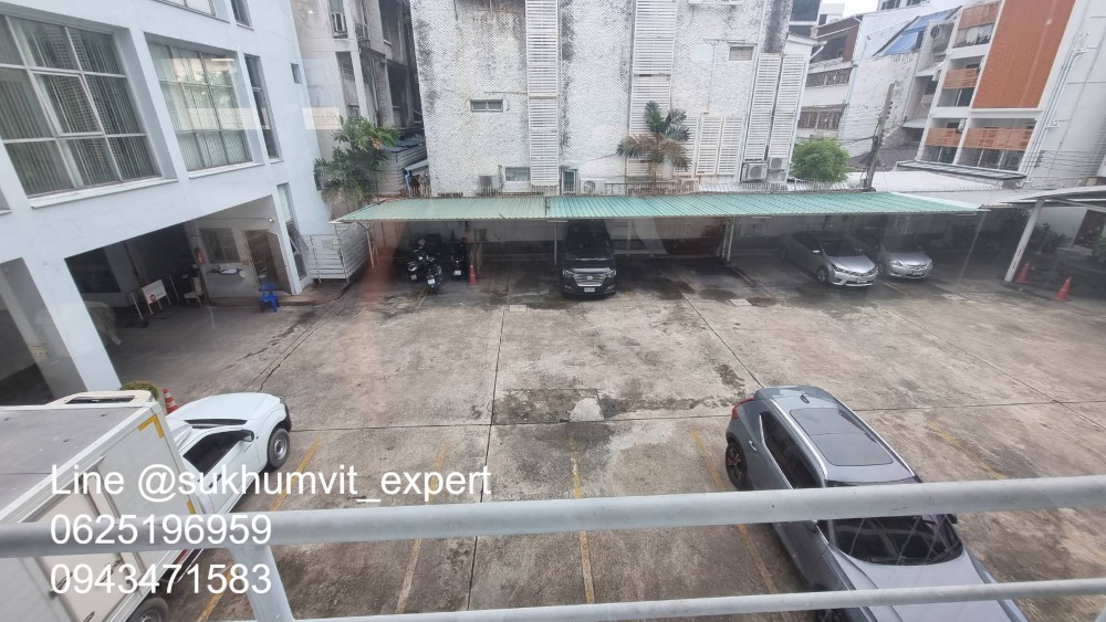 For RentOfficeSukhumvit, Asoke, Thonglor : Space for rent Suitable for an office or storefront, clinic, has parking, lots of space, in the heart of Asoke, not far from BTS, 105 square meters, 2 floors, Duplex.
