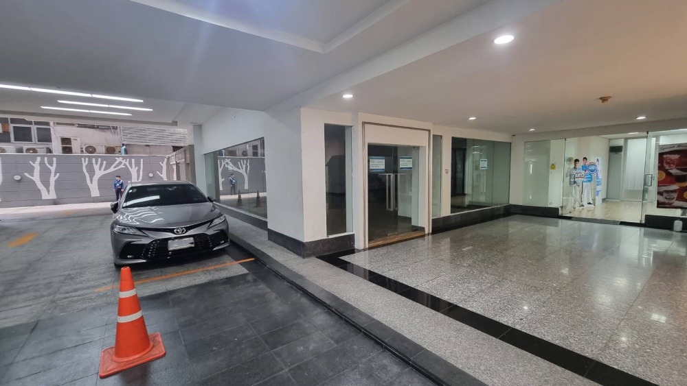 For RentShowroomSukhumvit, Asoke, Thonglor : BTS Asoke MRT Queen Sirikit National Convention Center Space for rent, ground floor, suitable for an office or clinic storefront, with parking, area 245 sq m.
