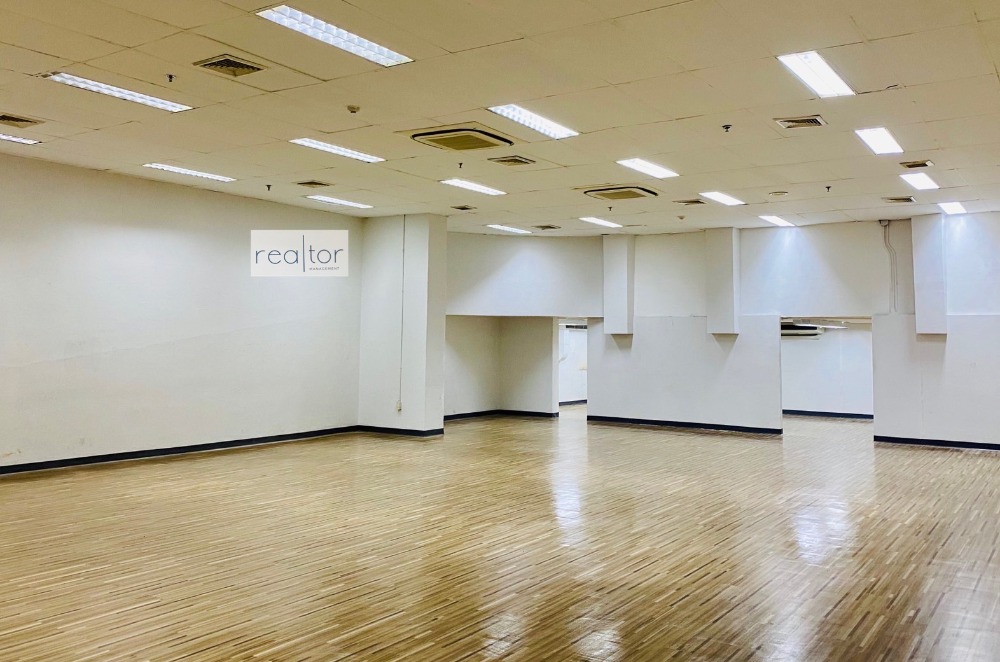 For RentShowroomSukhumvit, Asoke, Thonglor : BTS Asoke MRT Queen Sirikit National Convention Center Space for rent, ground floor, suitable for an office or clinic storefront, with parking, area 245 sq m.