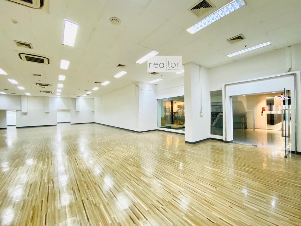 For RentShowroomSukhumvit, Asoke, Thonglor : BTS Asoke MRT Queen Sirikit National Convention Center Space for rent, ground floor, suitable for an office or clinic storefront, with parking, area 245 sq m.