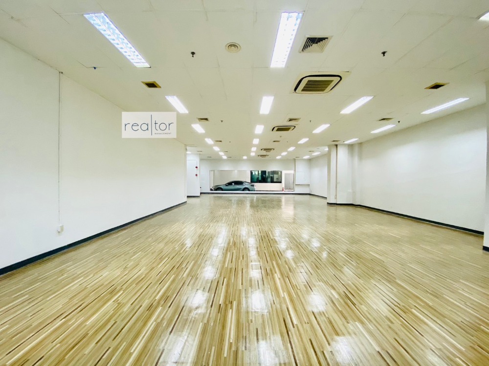 For RentShowroomSukhumvit, Asoke, Thonglor : BTS Asoke MRT Queen Sirikit National Convention Center Space for rent, ground floor, suitable for an office or clinic storefront, with parking, area 245 sq m.